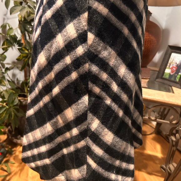 Guess plaid wool blend short skirt. Cute - Picture 13 of 14